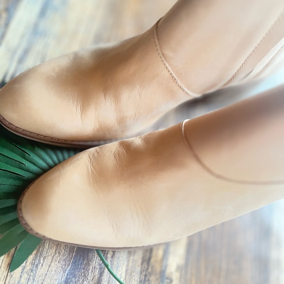 TOMS TAN BOOTIES SIZE 8 FAUX LEATHER  SLIP ON - Picture 7 of 13